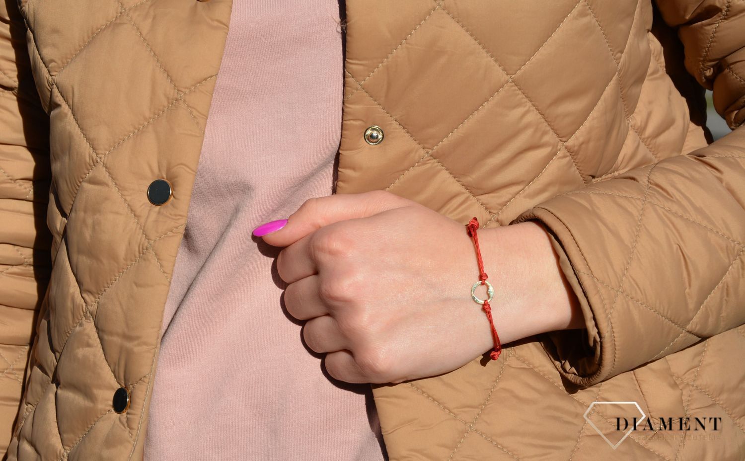 Bransoletka na czerwonym sznureczku z elementem ozdobnym w kształcie blaszki z wyciętym sercem. Czerwony rzemyk z sercem. Prezent dla ukochanej. Prezent dla mamy.  (1).jpg